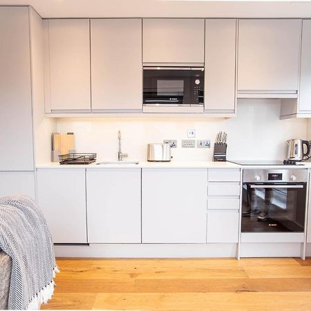 Two Bed Flat With Wrap Around Terrace Near Legoland, Windsor, Tube Station Lägenhet Slough Exteriör bild