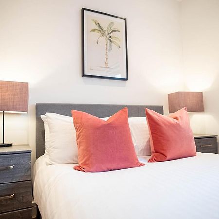 Two Bed Flat With Wrap Around Terrace Near Legoland, Windsor, Tube Station Lägenhet Slough Exteriör bild