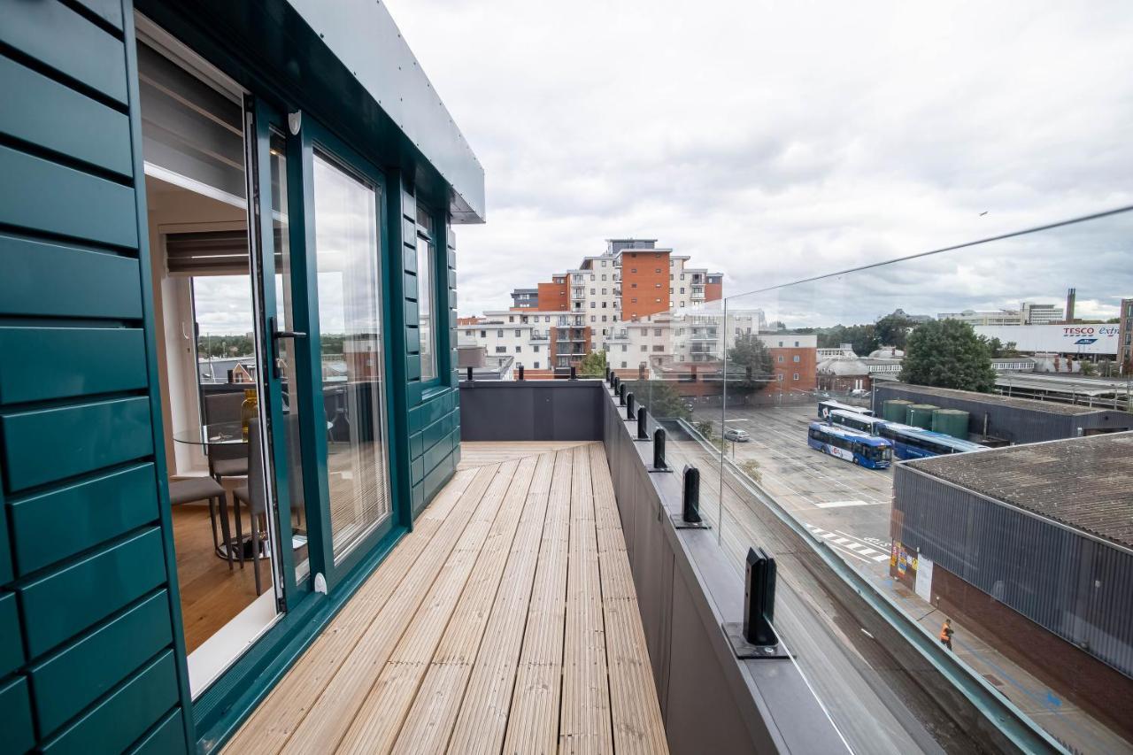 Two Bed Flat With Wrap Around Terrace Near Legoland, Windsor, Tube Station Lägenhet Slough Exteriör bild
