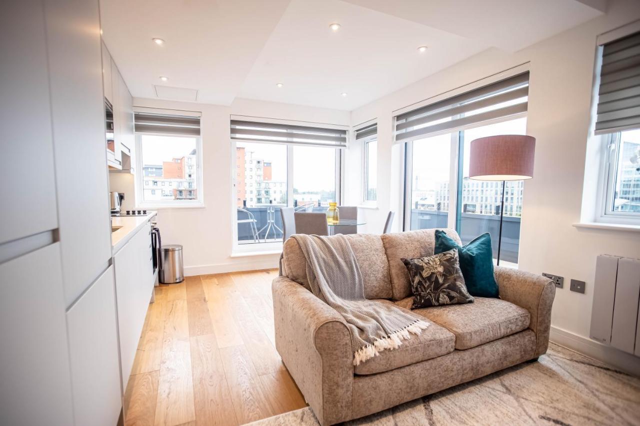 Two Bed Flat With Wrap Around Terrace Near Legoland, Windsor, Tube Station Lägenhet Slough Exteriör bild
