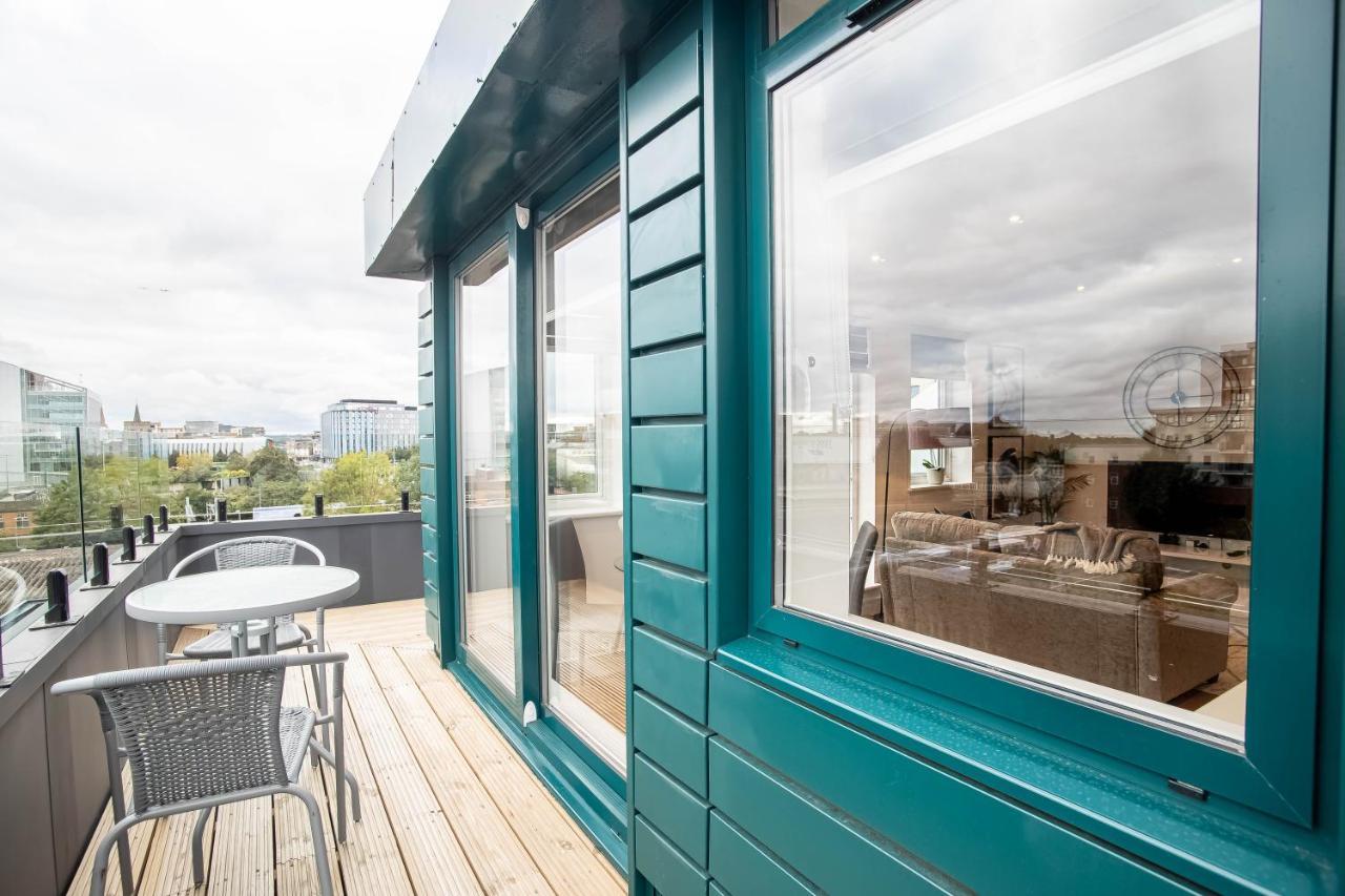 Two Bed Flat With Wrap Around Terrace Near Legoland, Windsor, Tube Station Lägenhet Slough Exteriör bild