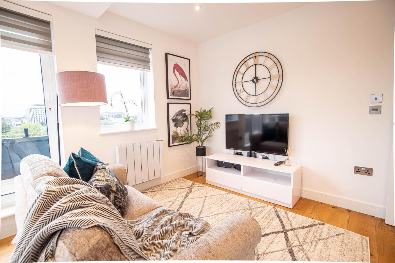 Two Bed Flat With Wrap Around Terrace Near Legoland, Windsor, Tube Station Lägenhet Slough Exteriör bild