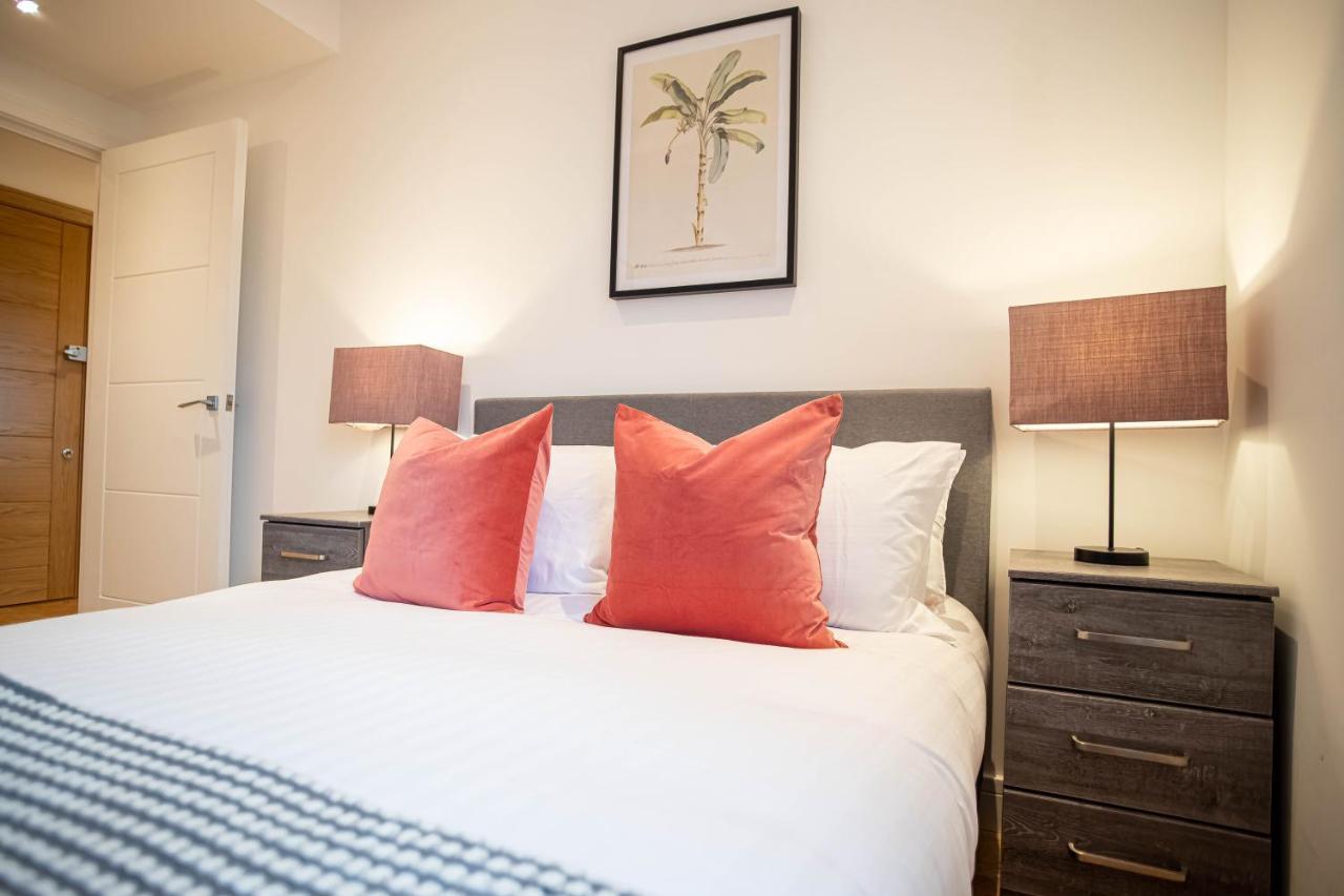 Two Bed Flat With Wrap Around Terrace Near Legoland, Windsor, Tube Station Lägenhet Slough Exteriör bild