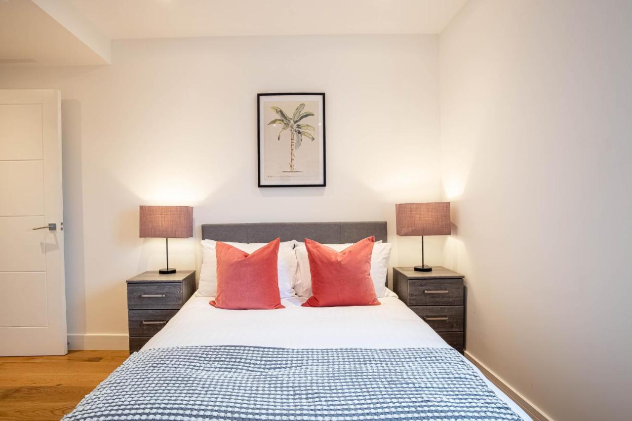 Two Bed Flat With Wrap Around Terrace Near Legoland, Windsor, Tube Station Lägenhet Slough Exteriör bild