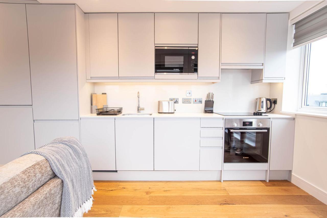 Two Bed Flat With Wrap Around Terrace Near Legoland, Windsor, Tube Station Lägenhet Slough Exteriör bild