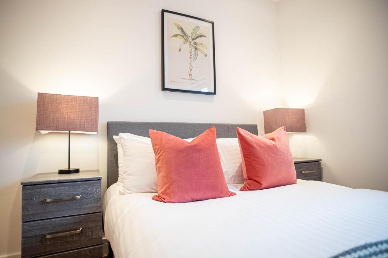 Two Bed Flat With Wrap Around Terrace Near Legoland, Windsor, Tube Station Lägenhet Slough Exteriör bild